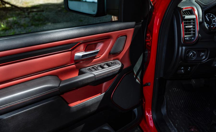 Детали интерьера Ram 1500 Rebel Crew Cab EcoDiesel (DT) 2019 года  (фото 35 из 43)
